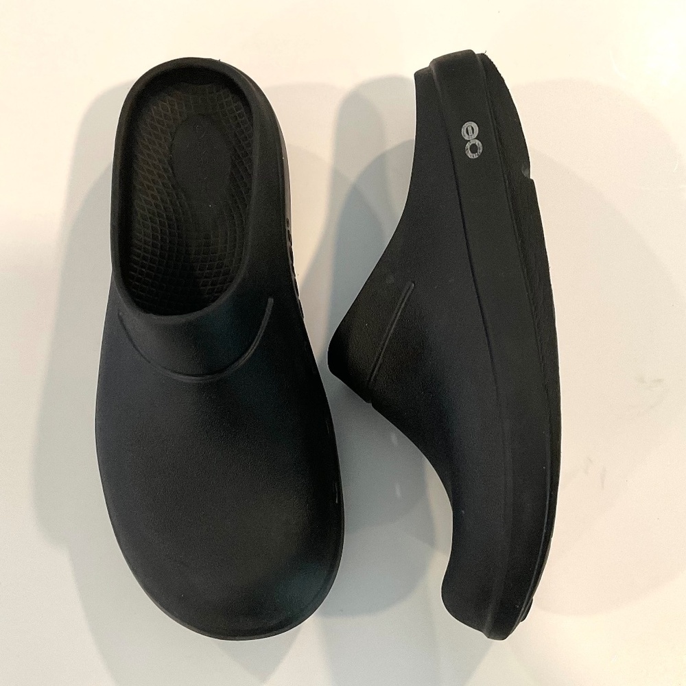 OOFOS OOcloog Black Size Women’s 8 Men’s 6